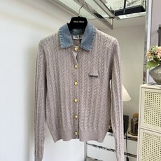 「可拆卸拼接牛仔面料领。它真的好谬」 燕麦绞花针织自带柔和肌理,拼接复古牛仔翻领打造假两件视觉。利落小金扣有序 「可拆卸拼接牛仔面料领。它真的好谬」 燕麦绞花针织自带柔和肌理,拼接复古牛仔翻领打造假两件视觉。利落小金扣有序