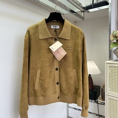 「就很谬」 暖调驼色翻毛皮打造复古基调,细腻绒面自带柔光氛围感。领型、门襟、袖口巧妙拼接螺纹针织,打破皮革沉闷 「就很谬」 暖调驼色翻毛皮打造复古基调,细腻绒面自带柔光氛围感。领型、门襟、袖口巧妙拼接螺纹针织,打破皮革沉闷