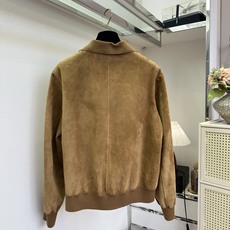 「就很谬」 暖调驼色翻毛皮打造复古基调,细腻绒面自带柔光氛围感。领型、门襟、袖口巧妙拼接螺纹针织,打破皮革沉闷 「就很谬」 暖调驼色翻毛皮打造复古基调,细腻绒面自带柔光氛围感。领型、门襟、袖口巧妙拼接螺纹针织,打破皮革沉闷