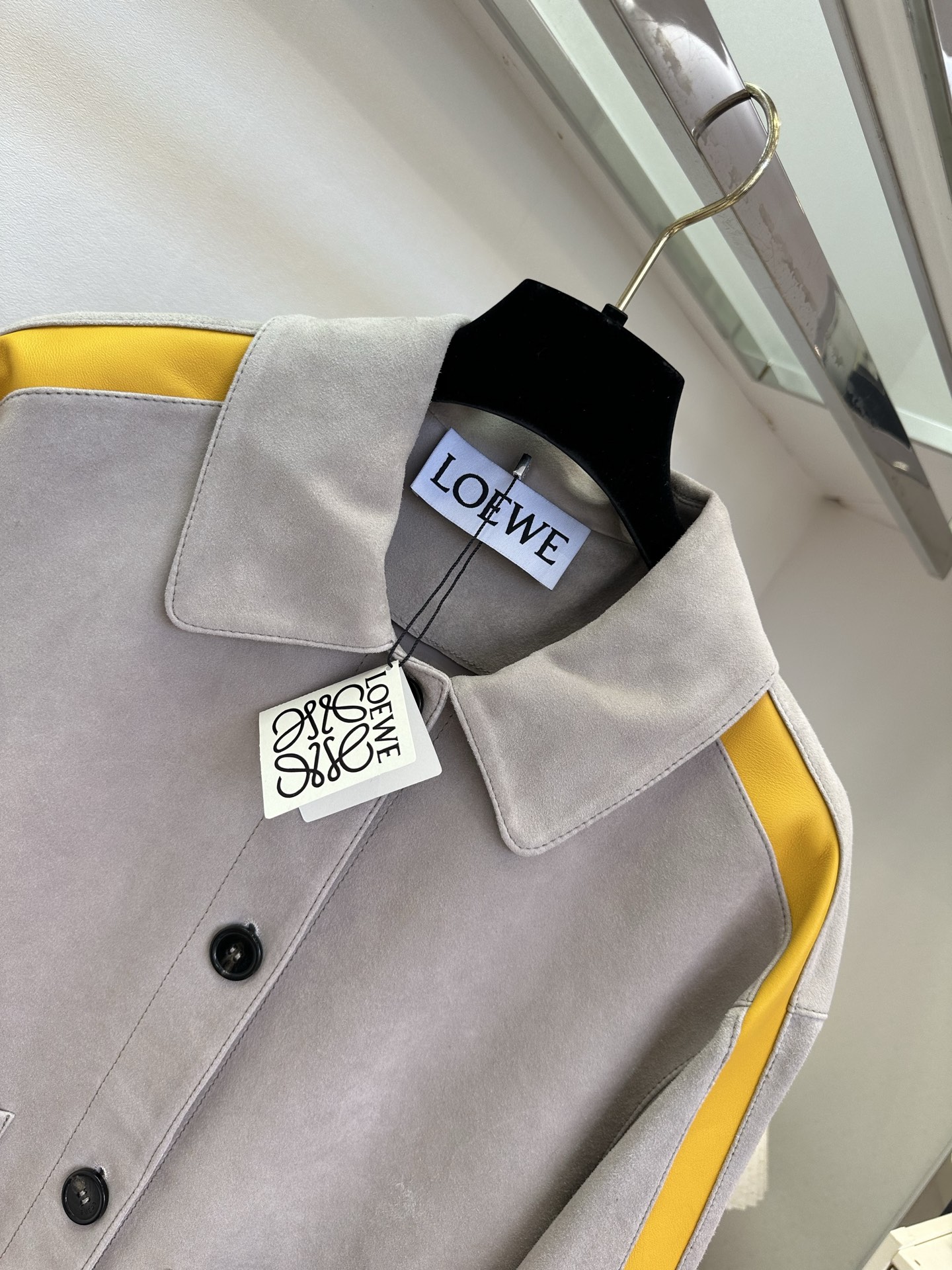 「罗意威专柜同步」      LOEWE风撞色麂皮夹克，绒面柔和，亮色线条打破沉闷。简约翻领+立体大口袋，灰黄撞色，松弛