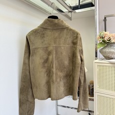「简约又高级高级的老钱风」 老钱风翻毛皮短上衣,哑光绒面自带低调质感,不张扬却很耐看。复古翻领+单贴袋,利落短 「简约又高级高级的老钱风」 老钱风翻毛皮短上衣,哑光绒面自带低调质感,不张扬却很耐看。复古翻领+单贴袋,利落短
