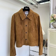 「简约又高级高级的老钱风」 老钱风翻毛皮短上衣,哑光绒面自带低调质感,不张扬却很耐看。复古翻领+单贴袋,利落短 「简约又高级高级的老钱风」 老钱风翻毛皮短上衣,哑光绒面自带低调质感,不张扬却很耐看。复古翻领+单贴袋,利落短