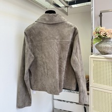 「简约又高级高级的老钱风」 老钱风翻毛皮短上衣,哑光绒面自带低调质感,不张扬却很耐看。复古翻领+单贴袋,利落短 「简约又高级高级的老钱风」 老钱风翻毛皮短上衣,哑光绒面自带低调质感,不张扬却很耐看。复古翻领+单贴袋,利落短