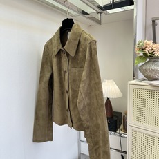 「简约又高级高级的老钱风」 老钱风翻毛皮短上衣,哑光绒面自带低调质感,不张扬却很耐看。复古翻领+单贴袋,利落短 「简约又高级高级的老钱风」 老钱风翻毛皮短上衣,哑光绒面自带低调质感,不张扬却很耐看。复古翻领+单贴袋,利落短