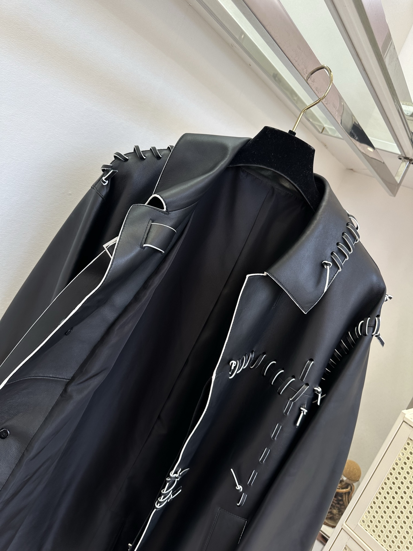 「手工穿绳工艺」      艺术感拉满的手工缝线羊皮外套。醇厚酒红色调，细腻羊皮触感温润，周身手工撞色明线作为视觉亮点，