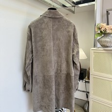 「老钱风满满的质感呈现」 正的高阶穿搭,胜在材质与版型。进口翻毛皮自带细腻哑光肌理,柔和不刺眼。极简衬衫领风衣 「老钱风满满的质感呈现」 正的高阶穿搭,胜在材质与版型。进口翻毛皮自带细腻哑光肌理,柔和不刺眼。极简衬衫领风衣