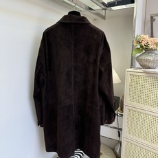 「老钱风满满的质感呈现」 正的高阶穿搭,胜在材质与版型。进口翻毛皮自带细腻哑光肌理,柔和不刺眼。极简衬衫领风衣 「老钱风满满的质感呈现」 正的高阶穿搭,胜在材质与版型。进口翻毛皮自带细腻哑光肌理,柔和不刺眼。极简衬衫领风衣