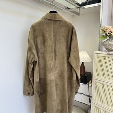 「老钱风满满的质感呈现」 正的高阶穿搭,胜在材质与版型。进口翻毛皮自带细腻哑光肌理,柔和不刺眼。极简衬衫领风衣 「老钱风满满的质感呈现」 正的高阶穿搭,胜在材质与版型。进口翻毛皮自带细腻哑光肌理,柔和不刺眼。极简衬衫领风衣