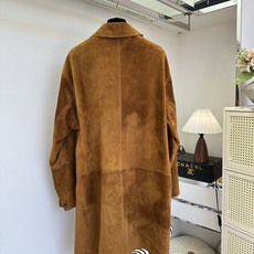 「老钱风满满的质感呈现」 正的高阶穿搭,胜在材质与版型。进口翻毛皮自带细腻哑光肌理,柔和不刺眼。极简衬衫领风衣 「老钱风满满的质感呈现」 正的高阶穿搭,胜在材质与版型。进口翻毛皮自带细腻哑光肌理,柔和不刺眼。极简衬衫领风衣