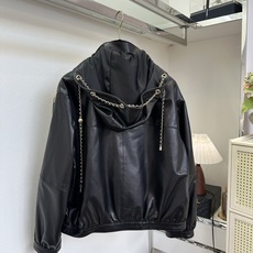 「小香秀场款」 把随性与精致融合的羊皮连帽外套。浓郁酒红自带复古氛围感,流畅分割剪裁修饰身形,金属链条、拉链细 「小香秀场款」 把随性与精致融合的羊皮连帽外套。浓郁酒红自带复古氛围感,流畅分割剪裁修饰身形,金属链条、拉链细