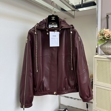 「小香秀场款」 把随性与精致融合的羊皮连帽外套。浓郁酒红自带复古氛围感,流畅分割剪裁修饰身形,金属链条、拉链细 「小香秀场款」 把随性与精致融合的羊皮连帽外套。浓郁酒红自带复古氛围感,流畅分割剪裁修饰身形,金属链条、拉链细