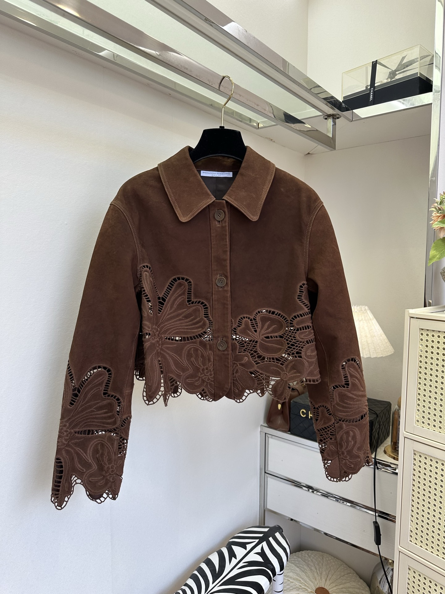 「匠心工艺出品」      把复古浪漫缝进翻毛皮外套里。细腻哑光反绒皮，质感沉静高级，大面积手工镂空花卉雕花，层次通透灵