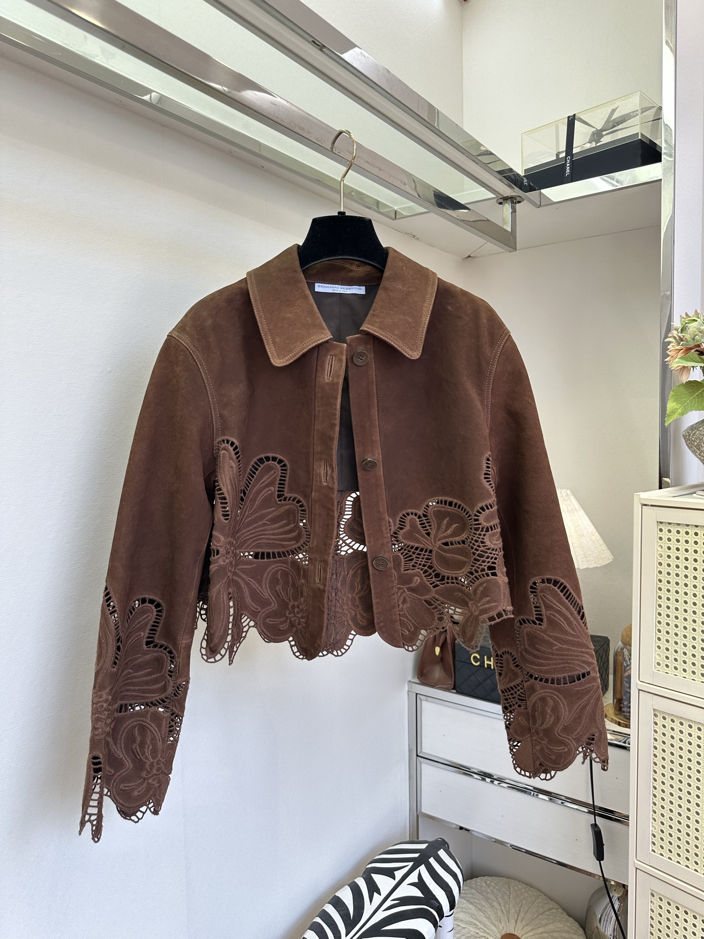 「匠心工艺出品」      把复古浪漫缝进翻毛皮外套里。细腻哑光反绒皮，质感沉静高级，大面积手工镂空花卉雕花，层次通透灵