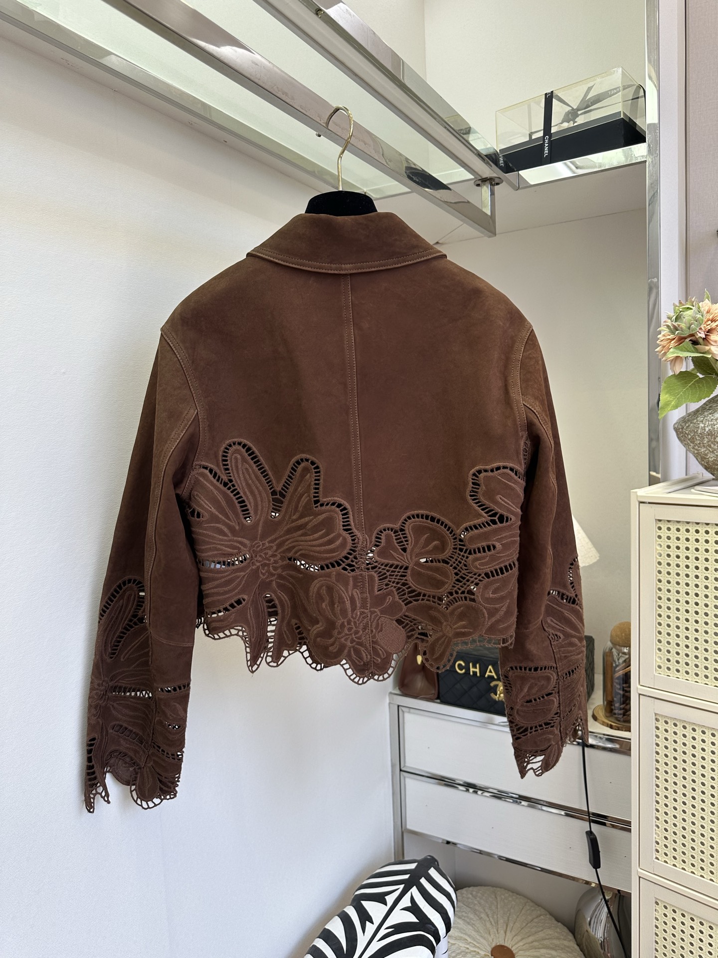 「匠心工艺出品」      把复古浪漫缝进翻毛皮外套里。细腻哑光反绒皮，质感沉静高级，大面积手工镂空花卉雕花，层次通透灵