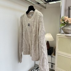 「初秋的明媚穿搭单品」 经典Miu Miu风麻灰绞花套头针织。细腻蓬松的马海毛混纺,菱形绞花编织层次满满,胸前 「初秋的明媚穿搭单品」 经典Miu Miu风麻灰绞花套头针织。细腻蓬松的马海毛混纺,菱形绞花编织层次满满,胸前