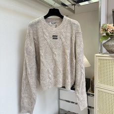 「初秋的明媚穿搭单品」 经典Miu Miu风麻灰绞花套头针织。细腻蓬松的马海毛混纺,菱形绞花编织层次满满,胸前 「初秋的明媚穿搭单品」 经典Miu Miu风麻灰绞花套头针织。细腻蓬松的马海毛混纺,菱形绞花编织层次满满,胸前