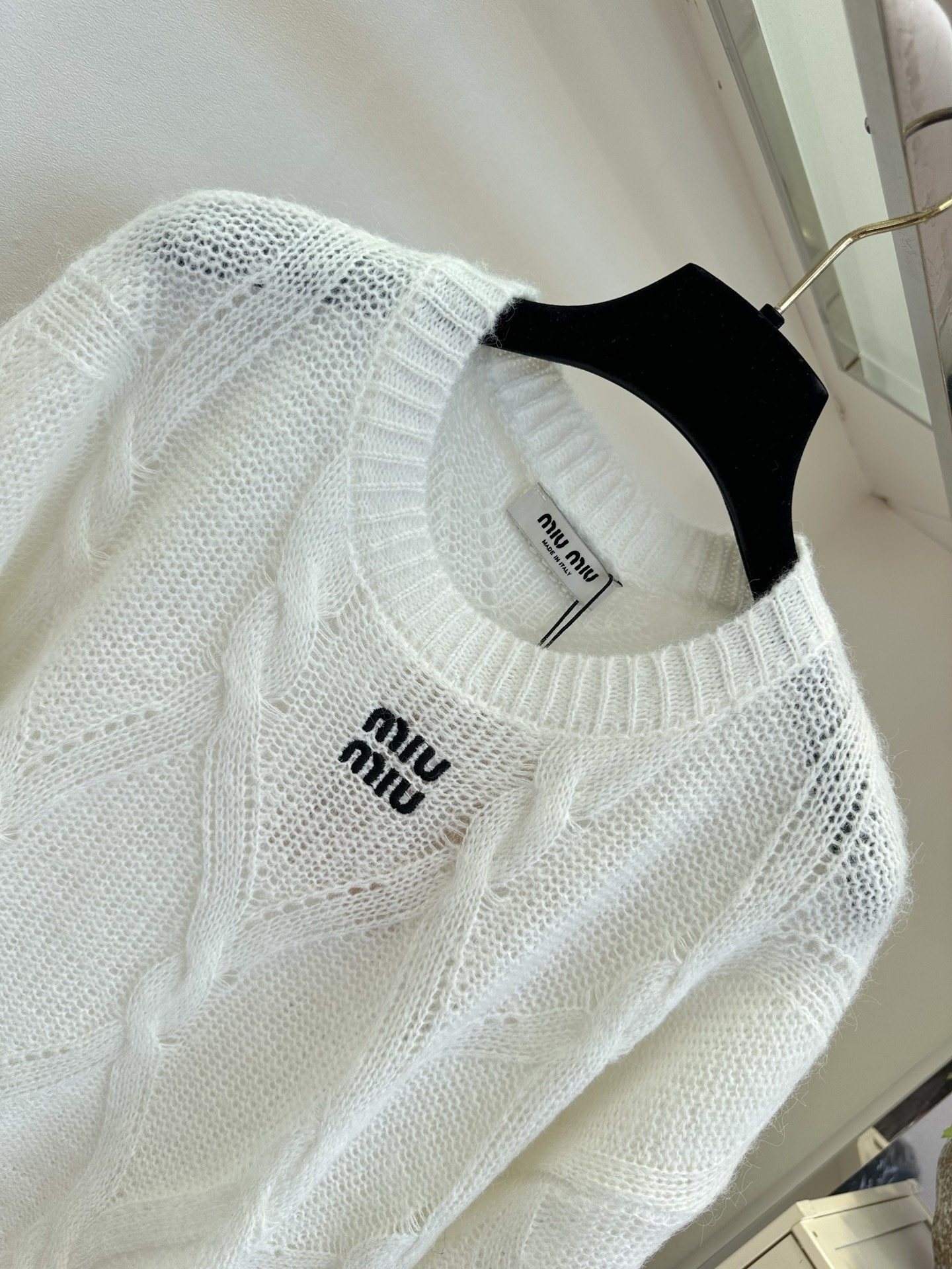 「初秋的明媚穿搭单品」 经典Miu Miu风麻灰绞花套头针织。细腻蓬松的马海毛混纺,菱形绞花编织层次满满,胸前 「初秋的明媚穿搭单品」 经典Miu Miu风麻灰绞花套头针织。细腻蓬松的马海毛混纺,菱形绞花编织层次满满,胸前