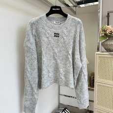 「初秋的明媚穿搭单品」 经典Miu Miu风麻灰绞花套头针织。细腻蓬松的马海毛混纺,菱形绞花编织层次满满,胸前 「初秋的明媚穿搭单品」 经典Miu Miu风麻灰绞花套头针织。细腻蓬松的马海毛混纺,菱形绞花编织层次满满,胸前