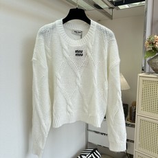 「初秋的明媚穿搭单品」 经典Miu Miu风麻灰绞花套头针织。细腻蓬松的马海毛混纺,菱形绞花编织层次满满,胸前 「初秋的明媚穿搭单品」 经典Miu Miu风麻灰绞花套头针织。细腻蓬松的马海毛混纺,菱形绞花编织层次满满,胸前