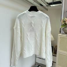 「初秋的明媚穿搭单品」 经典Miu Miu风麻灰绞花套头针织。细腻蓬松的马海毛混纺,菱形绞花编织层次满满,胸前 「初秋的明媚穿搭单品」 经典Miu Miu风麻灰绞花套头针织。细腻蓬松的马海毛混纺,菱形绞花编织层次满满,胸前