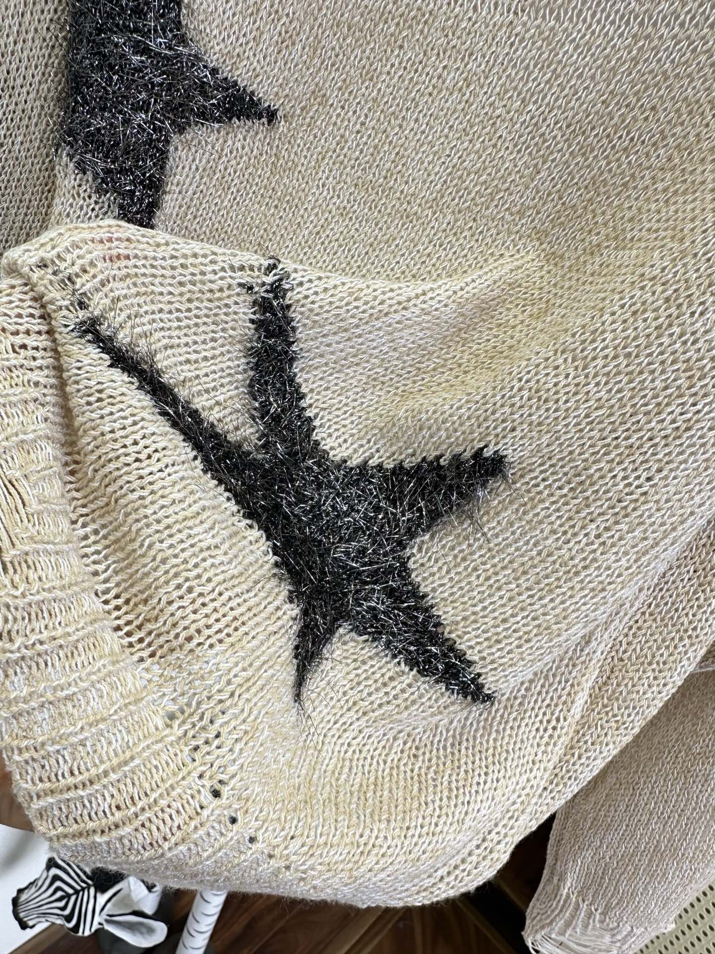 「超美的五角星针织套头衫」 米调镂空针织开衫,散落的五角星提花,自带随性的复古酷感。宽松落肩圆 包容身形;下摆袖 「超美的五角星针织套头衫」 米调镂空针织开衫,散落的五角星提花,自带随性的复古酷感。宽松落肩圆 包容身形;下摆袖