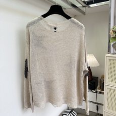 「超美的五角星针织套头衫」 米调镂空针织开衫,散落的五角星提花,自带随性的复古酷感。宽松落肩圆 包容身形;下摆袖 「超美的五角星针织套头衫」 米调镂空针织开衫,散落的五角星提花,自带随性的复古酷感。宽松落肩圆 包容身形;下摆袖