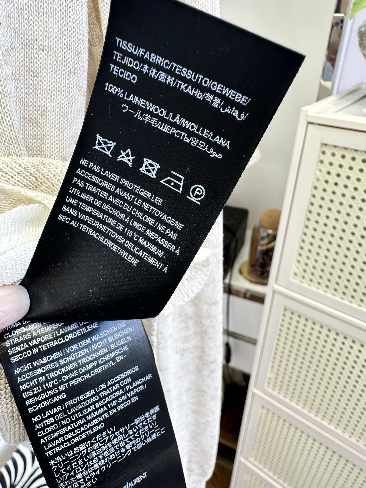 「随性极简穿搭开衫」     不需要太过复杂的点缀 极简的圆领开衫本身就是穿搭的最佳选择 超舒服的面料 内里做了假两件套
