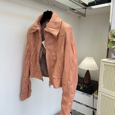 「可温婉入世,亦可酷飒独行。。」 MiuMiu褶皱做旧意大利进口羊皮短夹克 标志性手工褶皱工艺,皮面自然肌理,摆 「可温婉入世,亦可酷飒独行。。」 MiuMiu褶皱做旧意大利进口羊皮短夹克 标志性手工褶皱工艺,皮面自然肌理,摆