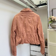 「可温婉入世,亦可酷飒独行。。」 MiuMiu褶皱做旧意大利进口羊皮短夹克 标志性手工褶皱工艺,皮面自然肌理,摆 「可温婉入世,亦可酷飒独行。。」 MiuMiu褶皱做旧意大利进口羊皮短夹克 标志性手工褶皱工艺,皮面自然肌理,摆