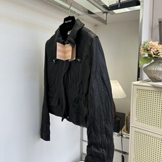 「可温婉入世,亦可酷飒独行。。」 MiuMiu褶皱做旧意大利进口羊皮短夹克 标志性手工褶皱工艺,皮面自然肌理,摆 「可温婉入世,亦可酷飒独行。。」 MiuMiu褶皱做旧意大利进口羊皮短夹克 标志性手工褶皱工艺,皮面自然肌理,摆
