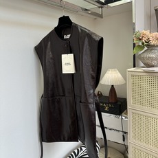 「不必迎合眼光,自在的姿态最动人。。」 超美的系带马甲|一衣四色,风格随心切换自带复古肌理感,腰带收腰勾勒优雅线 「不必迎合眼光,自在的姿态最动人。。」 超美的系带马甲|一衣四色,风格随心切换自带复古肌理感,腰带收腰勾勒优雅线