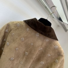 「不用借用谁的光 你本就该光芒万丈」 重磅出击 复古咖色翻毛皮自带氛围感,撞色深棕领与翻折袖口奠定腔调。满幅手工 「不用借用谁的光 你本就该光芒万丈」 重磅出击 复古咖色翻毛皮自带氛围感,撞色深棕领与翻折袖口奠定腔调。满幅手工