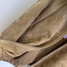 「不用借用谁的光 你本就该光芒万丈」 重磅出击 复古咖色翻毛皮自带氛围感,撞色深棕领与翻折袖口奠定腔调。满幅手工 「不用借用谁的光 你本就该光芒万丈」 重磅出击 复古咖色翻毛皮自带氛围感,撞色深棕领与翻折袖口奠定腔调。满幅手工