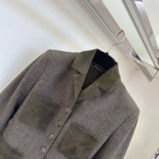 「韩式氛围感瞬间拿捏」 羊毛混合材质和精选翻毛皮做拼接 高级感十足 气质西装版型 完美的剪裁 瞬间能让你穿出S 「韩式氛围感瞬间拿捏」 羊毛混合材质和精选翻毛皮做拼接 高级感十足 气质西装版型 完美的剪裁 瞬间能让你穿出S