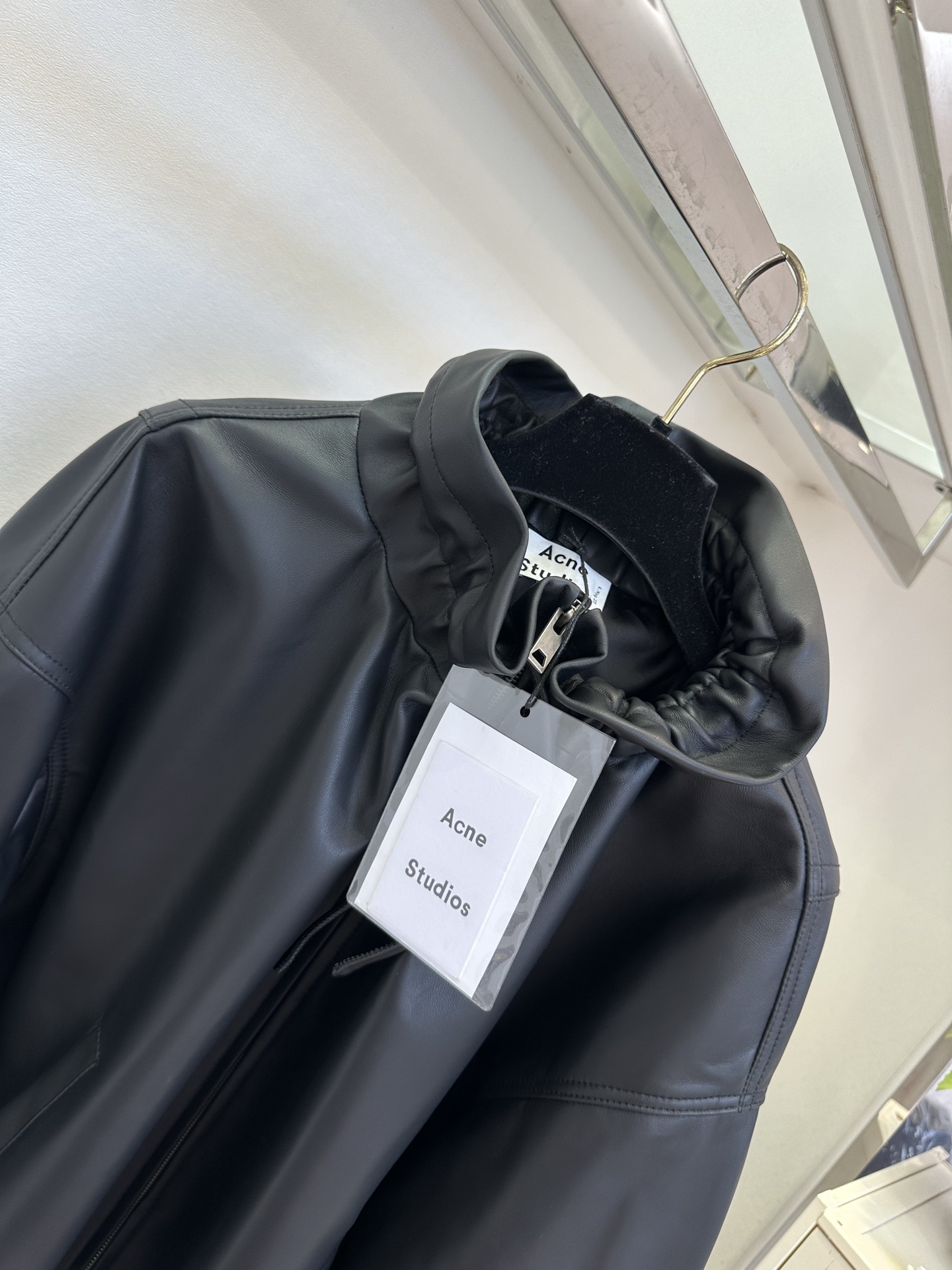 「穿搭是和 世界 打招呼的方式」 新西兰进口绵羊皮休闲棒球款皮衣 细腻软糯的真皮肌理,触感顺滑轻盈,没有硬邦邦的 「穿搭是和 世界 打招呼的方式」 新西兰进口绵羊皮休闲棒球款皮衣 细腻软糯的真皮肌理,触感顺滑轻盈,没有硬邦邦的
