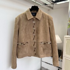 「细节才能决定结果」 意大利进口反羊皮绒自带柔和哑光肌理,手工订珠细节考究精致,门襟与口袋的串珠链条,是整件的点 「细节才能决定结果」 意大利进口反羊皮绒自带柔和哑光肌理,手工订珠细节考究精致,门襟与口袋的串珠链条,是整件的点