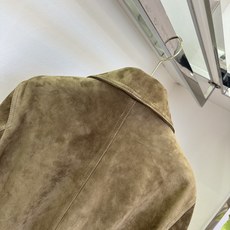 「掌控每一个瞬间 散发自信魅力」 进口反绒翻毛皮外套,自带复古做旧的哑光肌理。经典双排扣剪裁,利落翻领搭配多口袋 「掌控每一个瞬间 散发自信魅力」 进口反绒翻毛皮外套,自带复古做旧的哑光肌理。经典双排扣剪裁,利落翻领搭配多口袋