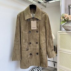 「掌控每一个瞬间 散发自信魅力」 进口反绒翻毛皮外套,自带复古做旧的哑光肌理。经典双排扣剪裁,利落翻领搭配多口袋 「掌控每一个瞬间 散发自信魅力」 进口反绒翻毛皮外套,自带复古做旧的哑光肌理。经典双排扣剪裁,利落翻领搭配多口袋