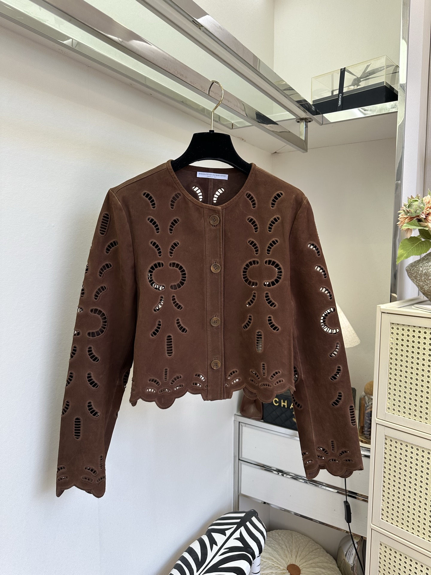 「匠心工艺出品」 把复古浪漫缝进翻毛皮外套里。细腻哑光反绒皮,质感沉静高级,大面积手工镂空花卉雕花,层次通透灵 「匠心工艺出品」 把复古浪漫缝进翻毛皮外套里。细腻哑光反绒皮,质感沉静高级,大面积手工镂空花卉雕花,层次通透灵