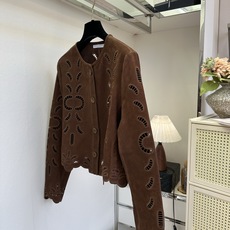 「匠心工艺出品」 把复古浪漫缝进翻毛皮外套里。细腻哑光反绒皮,质感沉静高级,大面积手工镂空花卉雕花,层次通透灵 「匠心工艺出品」 把复古浪漫缝进翻毛皮外套里。细腻哑光反绒皮,质感沉静高级,大面积手工镂空花卉雕花,层次通透灵