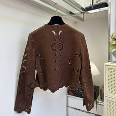 「匠心工艺出品」 把复古浪漫缝进翻毛皮外套里。细腻哑光反绒皮,质感沉静高级,大面积手工镂空花卉雕花,层次通透灵 「匠心工艺出品」 把复古浪漫缝进翻毛皮外套里。细腻哑光反绒皮,质感沉静高级,大面积手工镂空花卉雕花,层次通透灵
