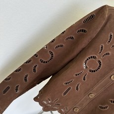 「匠心工艺出品」 把复古浪漫缝进翻毛皮外套里。细腻哑光反绒皮,质感沉静高级,大面积手工镂空花卉雕花,层次通透灵 「匠心工艺出品」 把复古浪漫缝进翻毛皮外套里。细腻哑光反绒皮,质感沉静高级,大面积手工镂空花卉雕花,层次通透灵