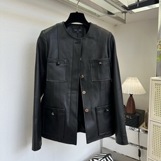 「皮衣也可以穿出精致 干练感」 意大利进口二层绵羊皮外套,皮面温润细腻,自带柔和哑光质感。圆领简约利落,立体分 「皮衣也可以穿出精致 干练感」 意大利进口二层绵羊皮外套,皮面温润细腻,自带柔和哑光质感。圆领简约利落,立体分
