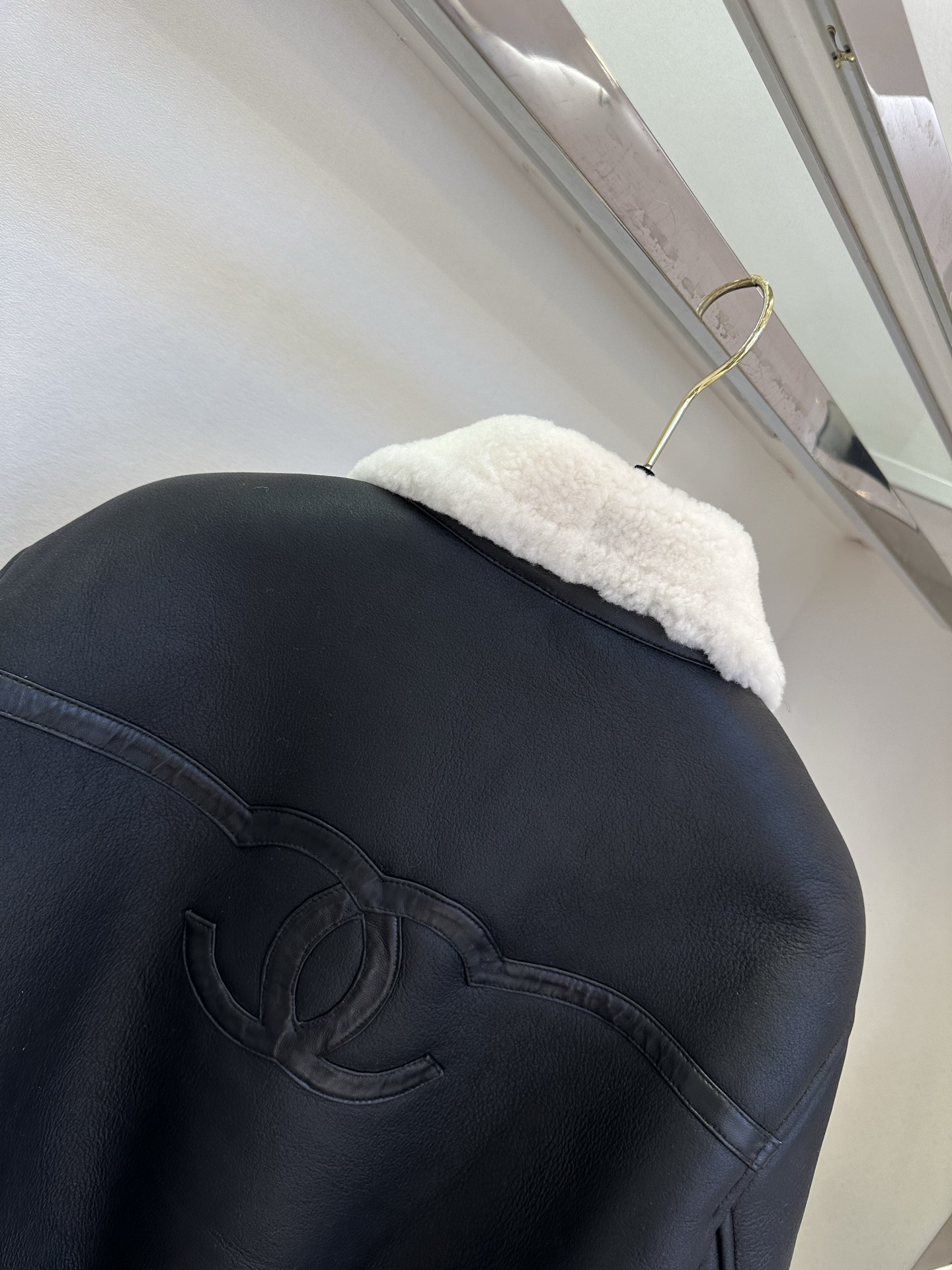 「期许你 永远都有喜欢自己的时刻」      经典美利奴皮毛一体，利落飞行员夹克版型，黑色牛皮肌理沉稳大气，软糯米白羊毛