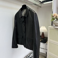 「生活已经很赶了 穿漂亮点有个好心情」 甄选进口绵羊皮 做了植鞣工艺处理 自带时光沉淀的温柔质感。利落小翻领,门 「生活已经很赶了 穿漂亮点有个好心情」 甄选进口绵羊皮 做了植鞣工艺处理 自带时光沉淀的温柔质感。利落小翻领,门