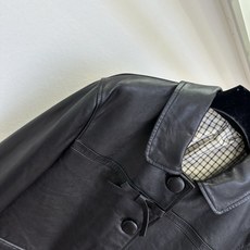「生活已经很赶了 穿漂亮点有个好心情」 甄选进口绵羊皮 做了植鞣工艺处理 自带时光沉淀的温柔质感。利落小翻领,门 「生活已经很赶了 穿漂亮点有个好心情」 甄选进口绵羊皮 做了植鞣工艺处理 自带时光沉淀的温柔质感。利落小翻领,门