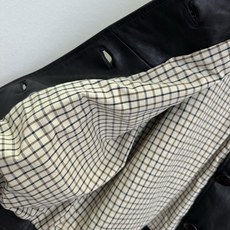 「生活已经很赶了 穿漂亮点有个好心情」 甄选进口绵羊皮 做了植鞣工艺处理 自带时光沉淀的温柔质感。利落小翻领,门 「生活已经很赶了 穿漂亮点有个好心情」 甄选进口绵羊皮 做了植鞣工艺处理 自带时光沉淀的温柔质感。利落小翻领,门