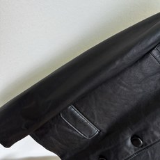 「生活已经很赶了 穿漂亮点有个好心情」 甄选进口绵羊皮 做了植鞣工艺处理 自带时光沉淀的温柔质感。利落小翻领,门 「生活已经很赶了 穿漂亮点有个好心情」 甄选进口绵羊皮 做了植鞣工艺处理 自带时光沉淀的温柔质感。利落小翻领,门