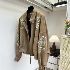 「真正的喜欢是一意孤行的偏爱 而不是权衡利弊后的妥协」 意大利进口翻毛羊皮 手工立体刺绣赋予整件灵魂。细腻柔和的 「真正的喜欢是一意孤行的偏爱 而不是权衡利弊后的妥协」 意大利进口翻毛羊皮 手工立体刺绣赋予整件灵魂。细腻柔和的