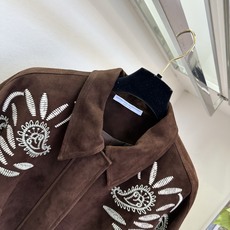 「真正的喜欢是一意孤行的偏爱 而不是权衡利弊后的妥协」 意大利进口翻毛羊皮 手工立体刺绣赋予整件灵魂。细腻柔和的 「真正的喜欢是一意孤行的偏爱 而不是权衡利弊后的妥协」 意大利进口翻毛羊皮 手工立体刺绣赋予整件灵魂。细腻柔和的